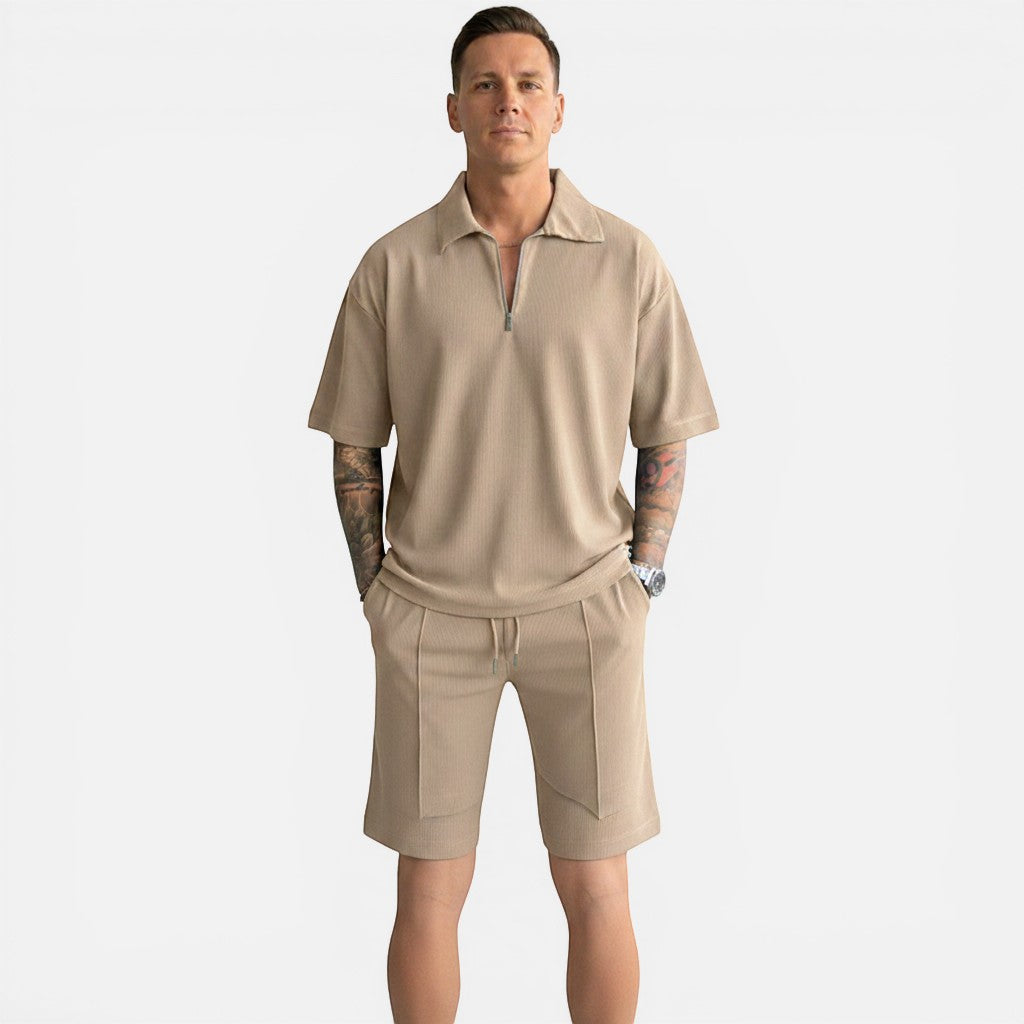 Ensembles pour Homme, homme portant un ensemble léger à motifs en beige, élégant pour l'été.