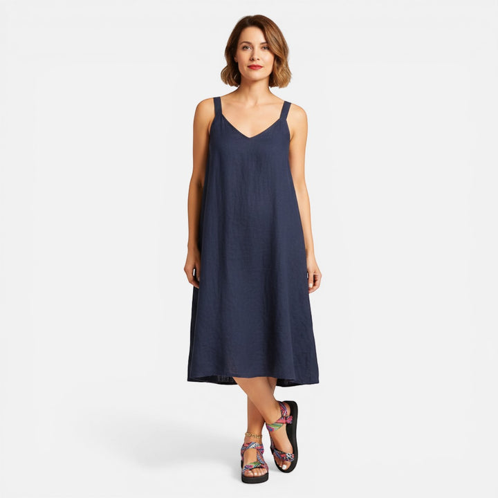 Laurior | Sandales plates pour femmes en fibres naturelles, confortables pour l'été avec une robe bleu marine.