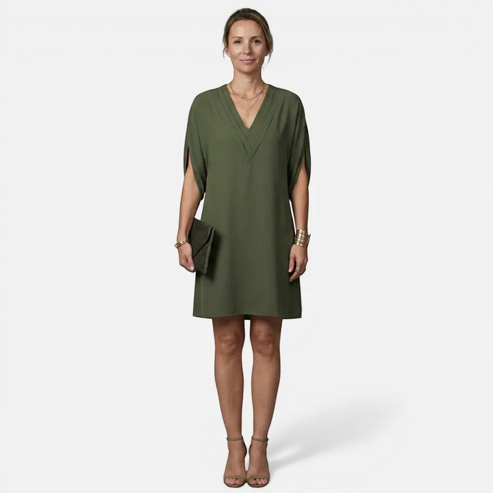 Laurior | Robe midi plissée élégante à col en V pour femme portée par une femme en couleur olive.