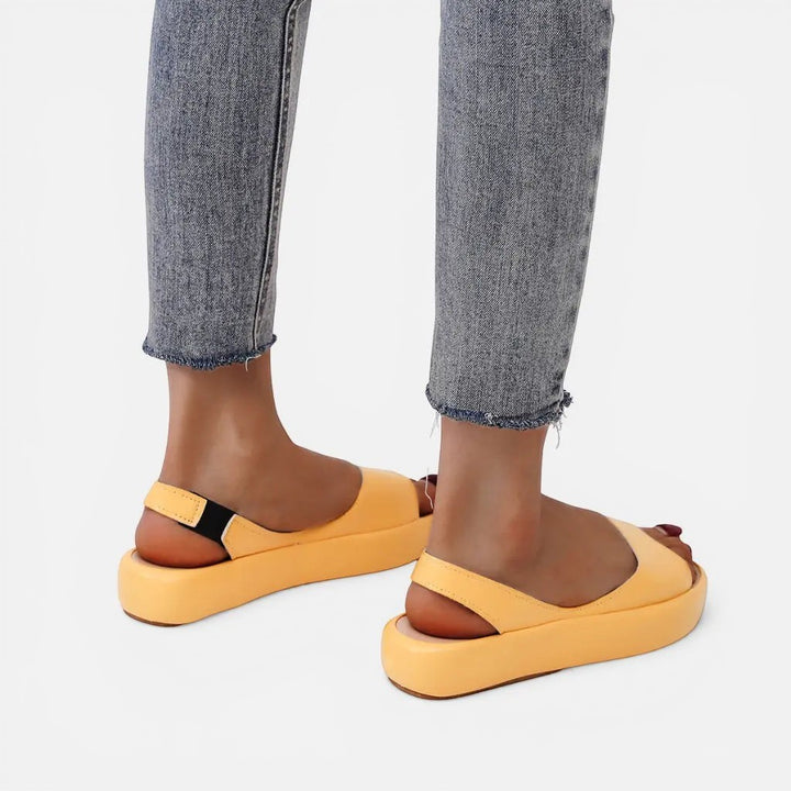 Laurior | Sandales ouvertes en cuir pour femmes avec bride arrière, vue arrière, couleur jaune, design plat.