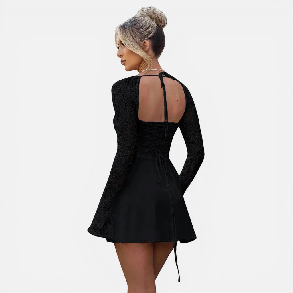 Laurior | Robe Mini en Dentelle Coupe Ajustée Dos Nu à Lacets pour Femme, vue arrière avec manches en dentelle et laçage.