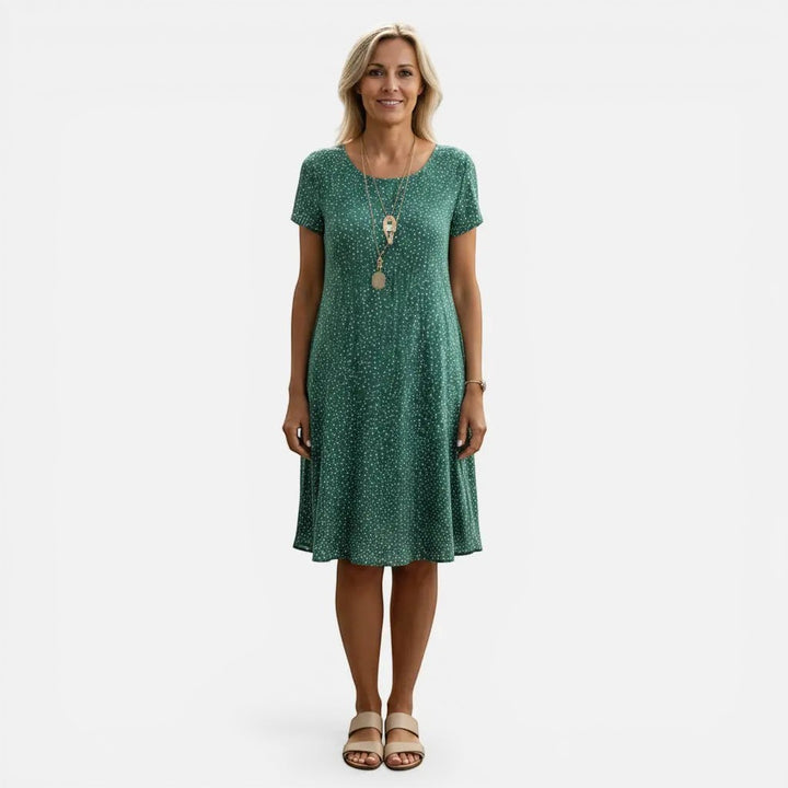 Laurior | Robe midi à pois pour femme, coupe décontractée et légère portée par une femme, style décontracté.