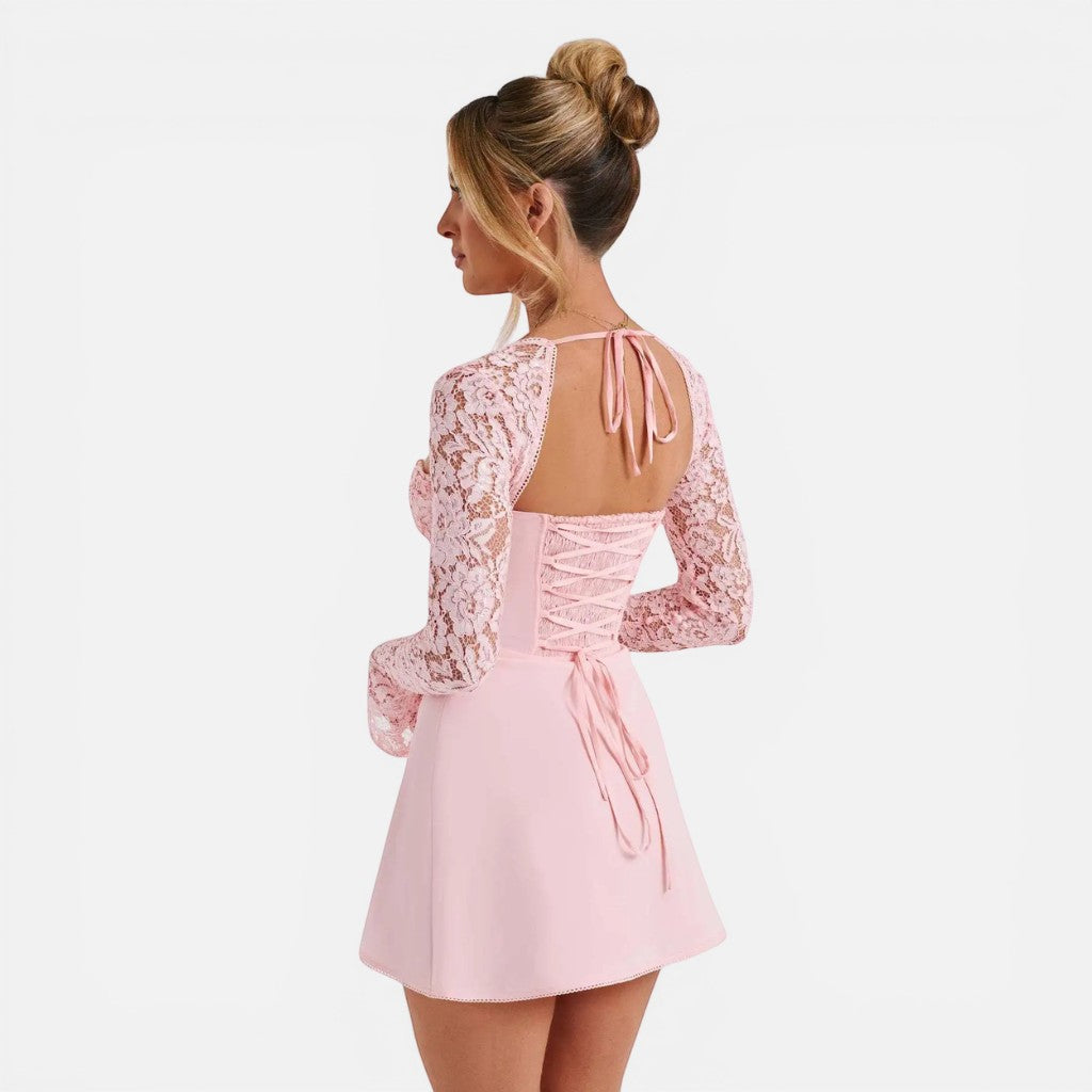 Laurior | Robe Mini en Dentelle Coupe Ajustée Dos Nu à Lacets pour Femme vue arrière avec lacets ajustables.