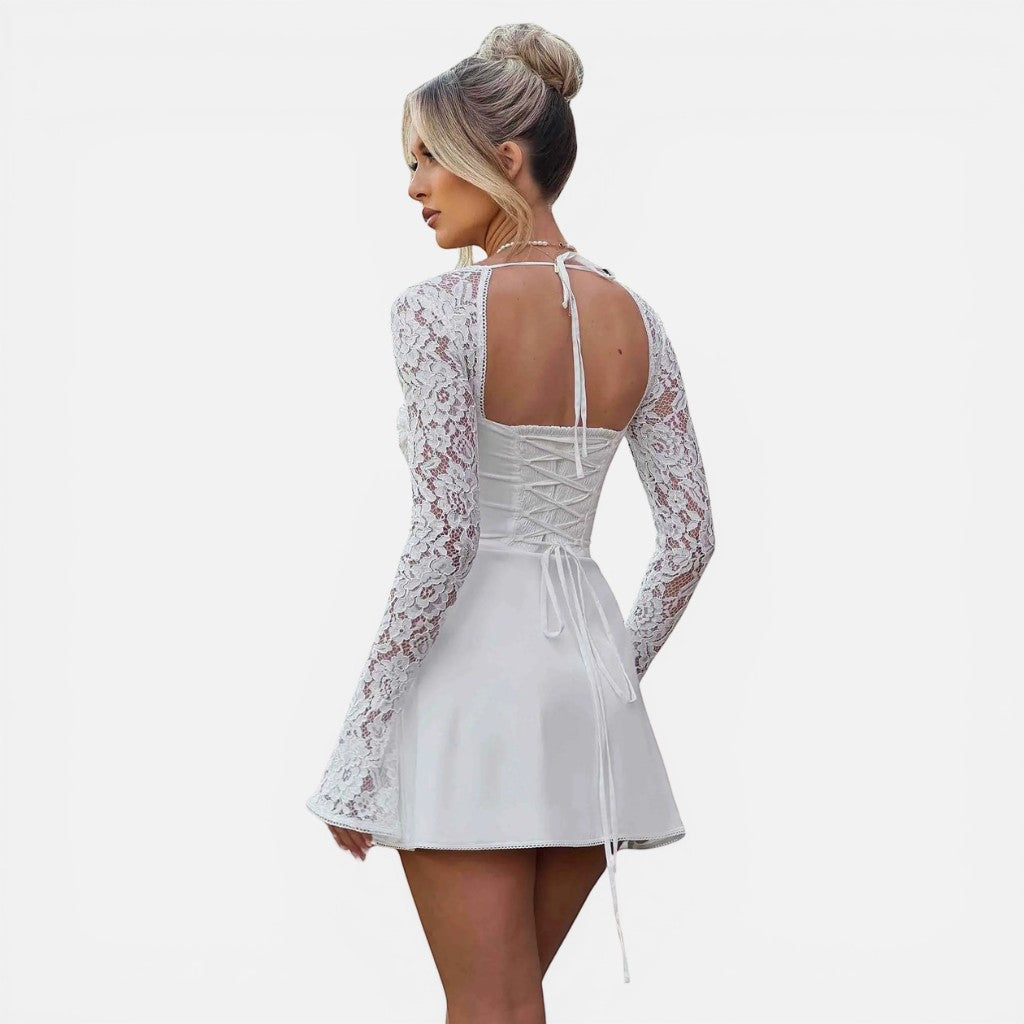 Laurior | Robe Mini en Dentelle Coupe Ajustée Dos Nu à Lacets pour Femme vue de dos en dentelle et satin.