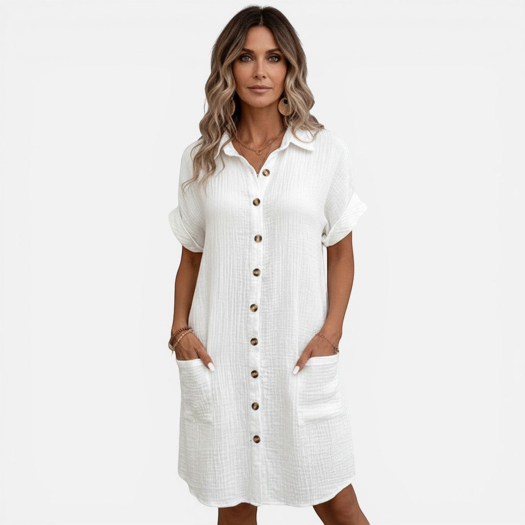 Laurior | Robe légère pour femme, tenue décontractée pour tous les jours portée par un modèle, avec un décolleté en V et boutons.