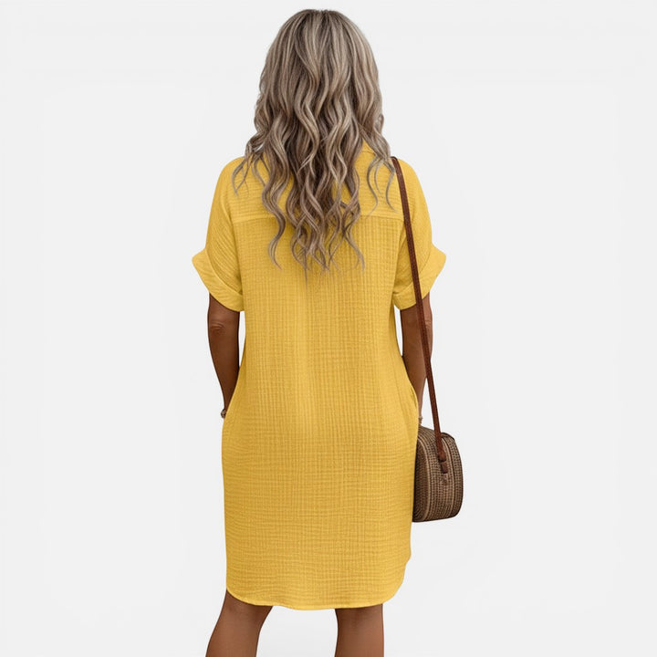Laurior | Robe légère pour femme, tenue décontractée pour tous les jours vue de dos avec un sac en osier.