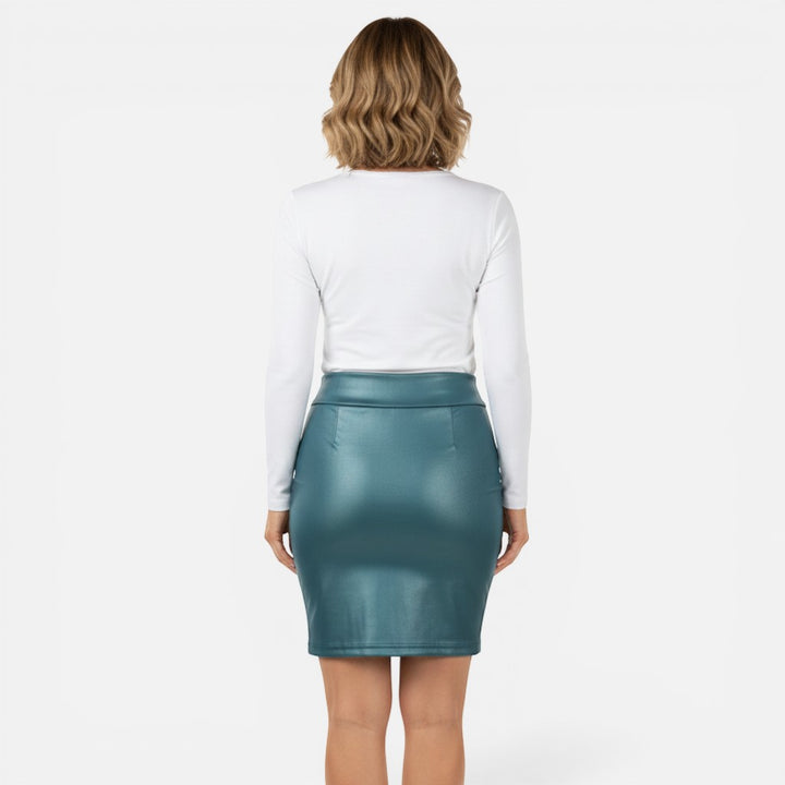 Laurior | Jupe slim en simili cuir pour femme, idéale pour sortir le soir vue arrière, comme portée avec un haut blanc.