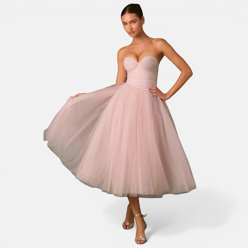 Laurior | Robe tube femme extensible confortable décontractée d’été portée par un mannequin dans une pose élégante.
