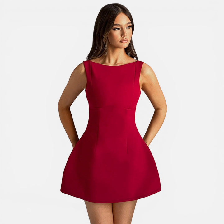 Laurior | Robe Mini Ajustée Sans Manches pour Femme en rouge, élégante et flatteuse à porter.