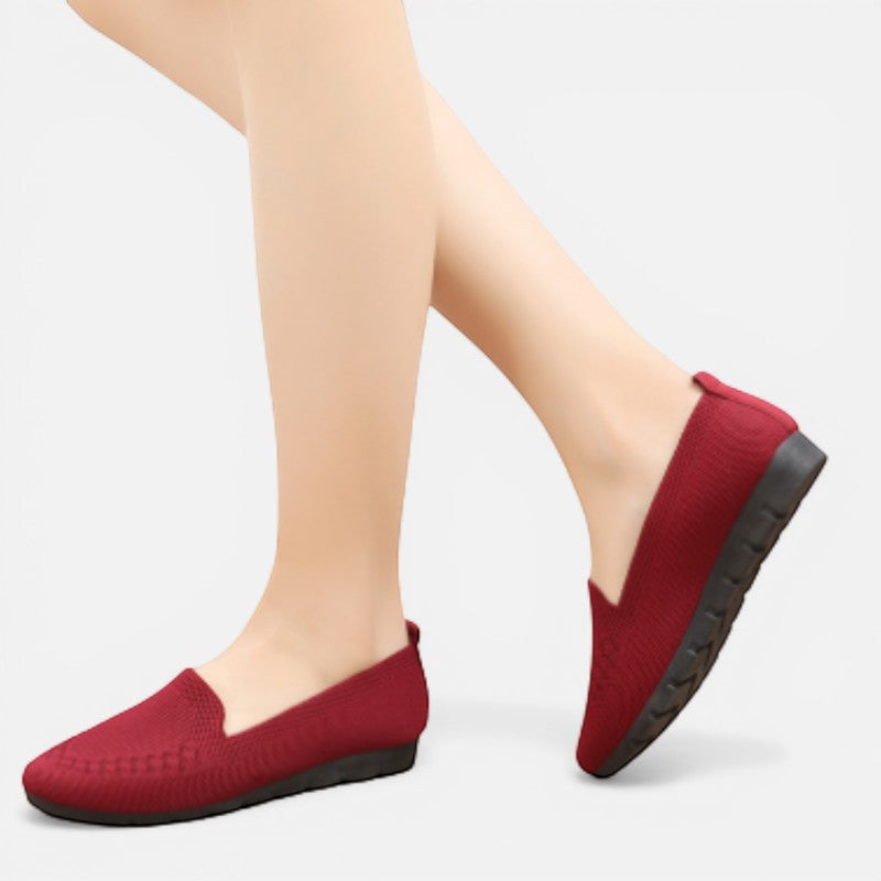 Laurior | Mocassins Femme en Coton Maille Souple Faciles à Enfiler en rouge sur des pieds élégants.