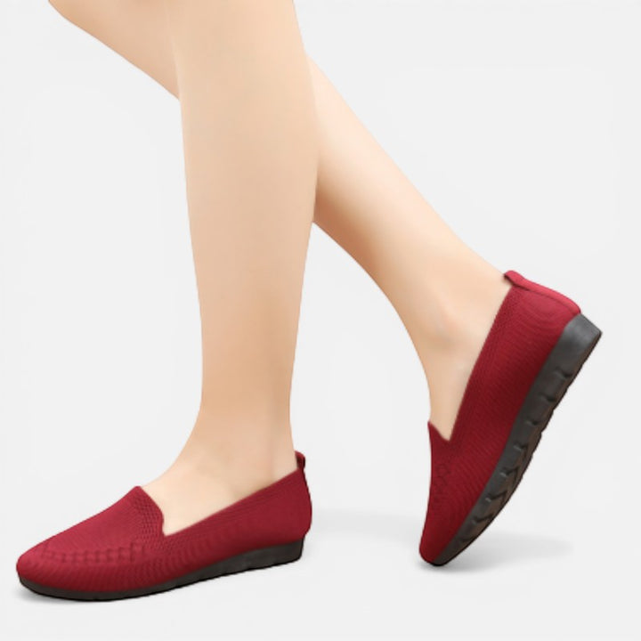 Laurior | Mocassins Femme en Coton Maille Souple Faciles à Enfiler en rouge sur des pieds élégants.