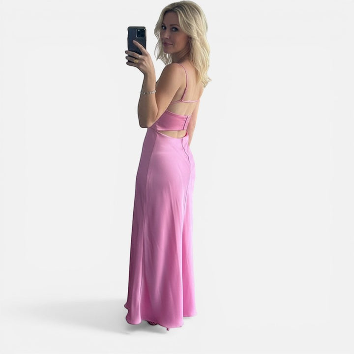 Laurior | Robe de soirée en satin pour femme, coupe élégante, dos nu, vue arrière en rose.