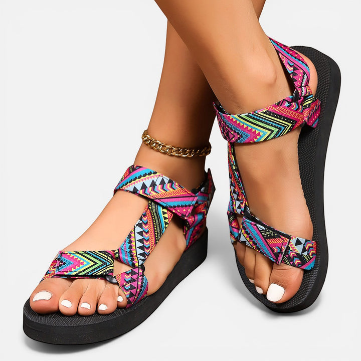 Laurior | Sandales plates pour femmes en fibres naturelles, confortables pour l'été, avec motifs colorés et semelle noire.
