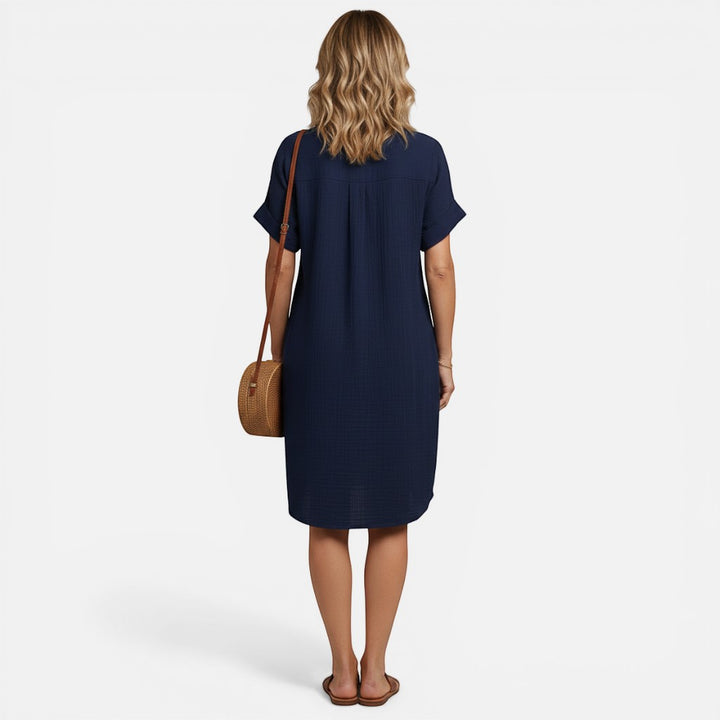 Laurior | Robe légère pour femme, tenue décontractée pour tous les jours vue de dos avec un sac à main.