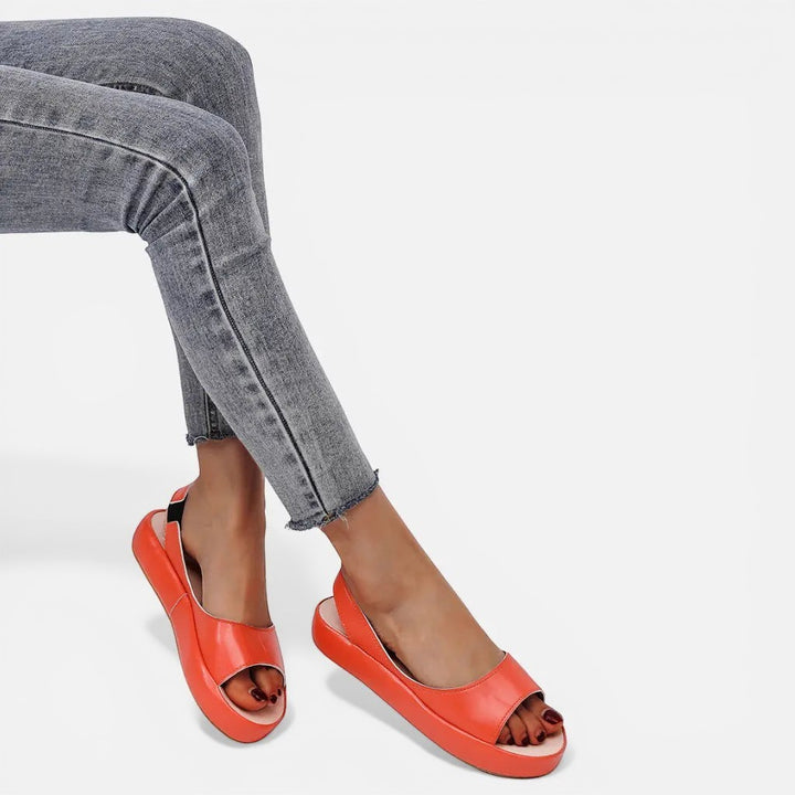 Laurior | Sandales ouvertes en cuir pour femmes avec bride arrière portées avec un jean gris.