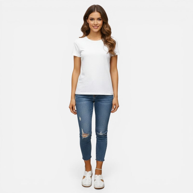 Laurior | Sandales compensées femme maintien été - Femme en t-shirt blanc avec jeans et sandales blanches.