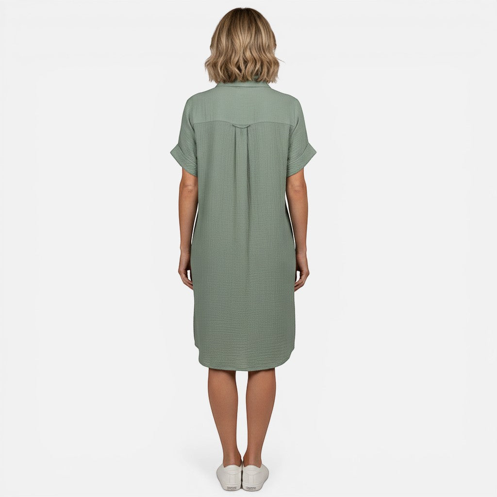 Laurior | Robe légère pour femme, tenue décontractée pour tous les jours vue de dos en couleur verte.