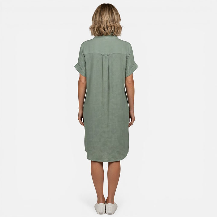 Laurior | Robe légère pour femme, tenue décontractée pour tous les jours vue de dos en couleur verte.