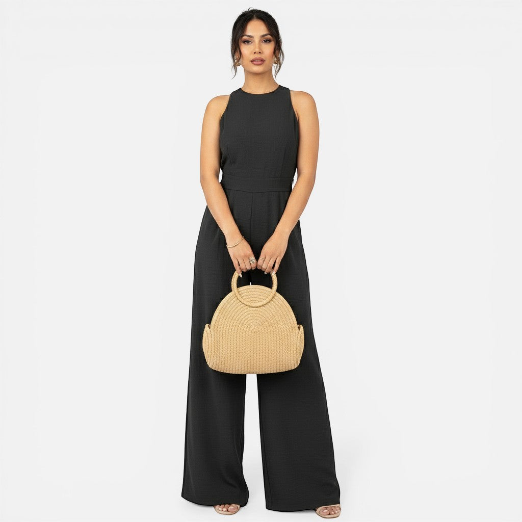 Laurior | Combinaison habillée dos nu pour femme, coupe large portée avec un sac beige.