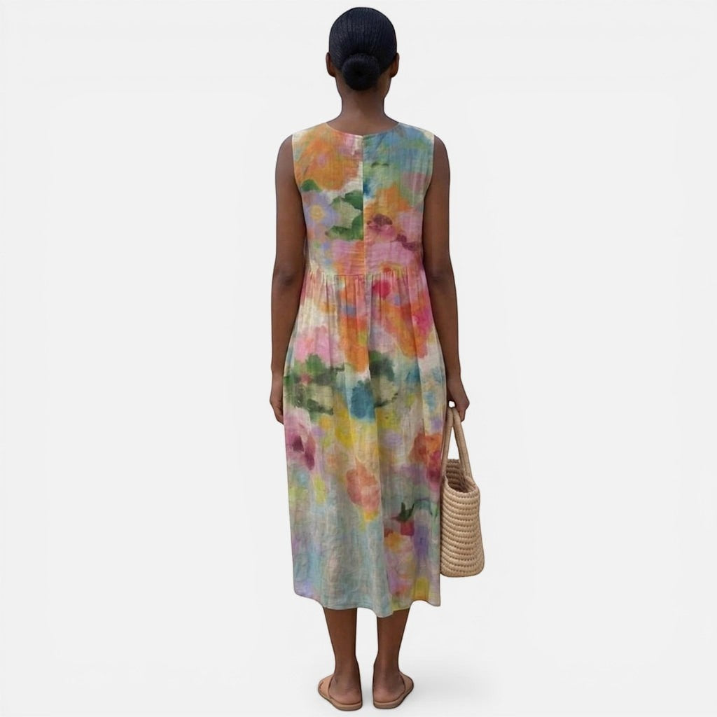Laurior | Robe sans manches intemporelle avec taille plissée – Confort optimal, vue arrière de la robe colorée portée.