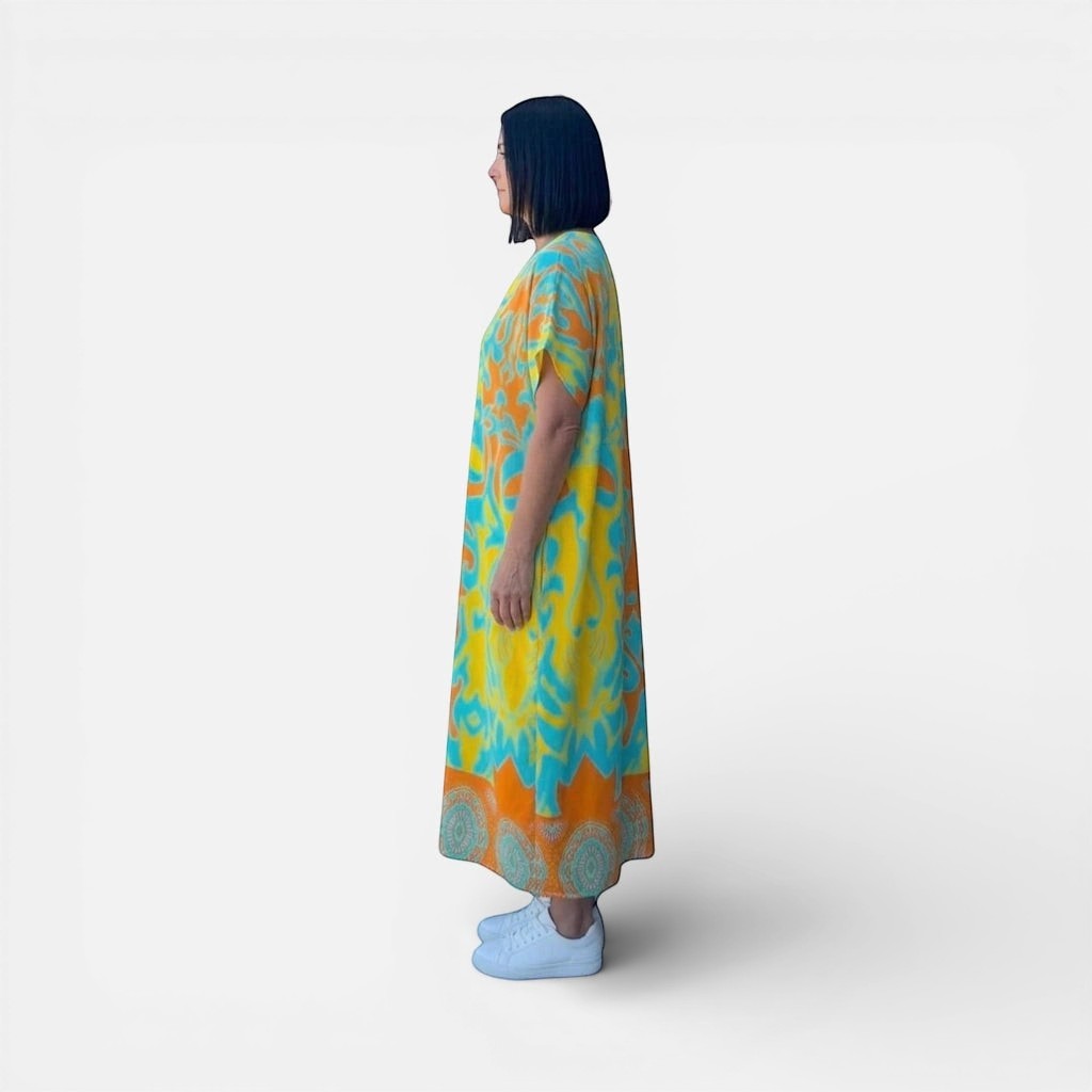 Laurior | Robe longue kaftan d’été pour femme, légère, col en V vue de profil sur mannequin.