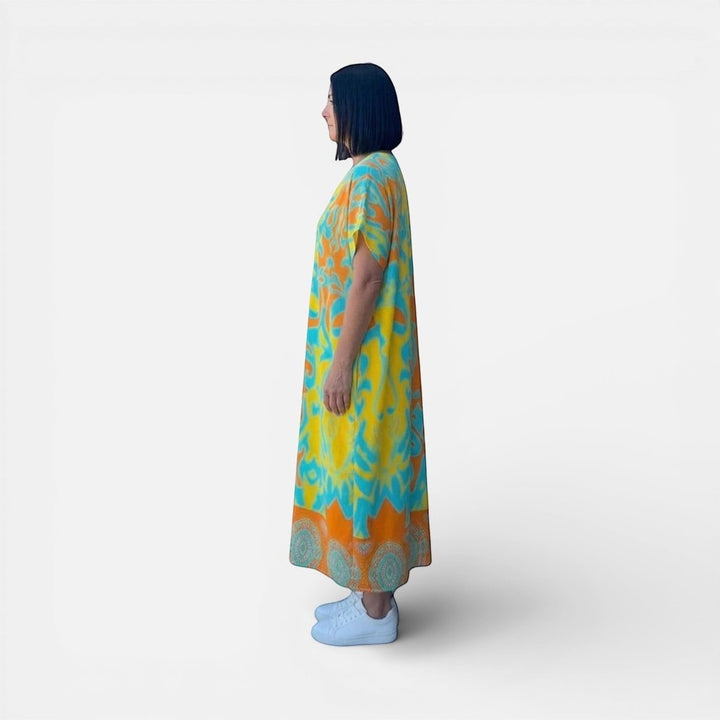 Laurior | Robe longue kaftan d’été pour femme, légère, col en V vue de profil sur mannequin.