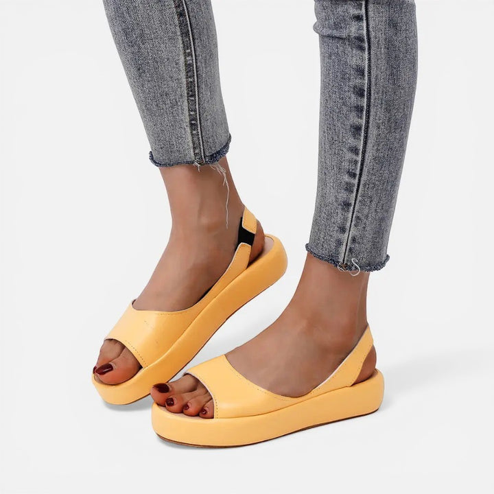 Laurior | Sandales ouvertes en cuir pour femmes avec bride arrière, confort léger et design plat, parfaites pour l'été.