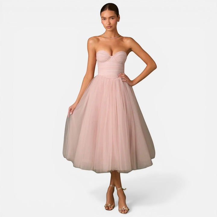 Laurior | Robe tube femme extensible confortable décontractée d’été portée par un modèle avec une jupe en tulle rose.
