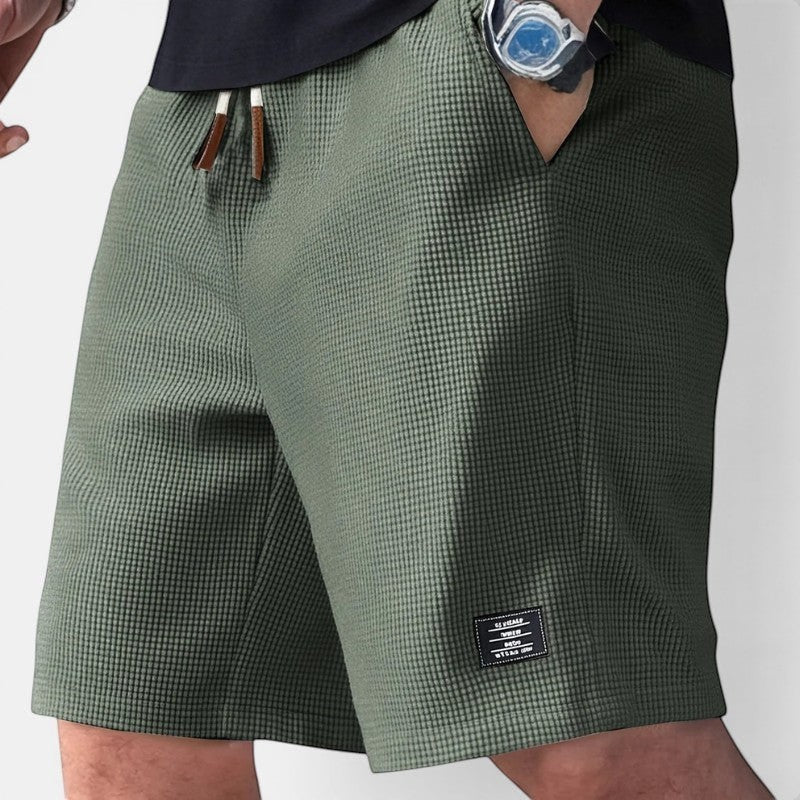 Laurior | Short en Maille Homme Doux Structuré Style Décontracté porté sur un homme dans une pose décontractée.