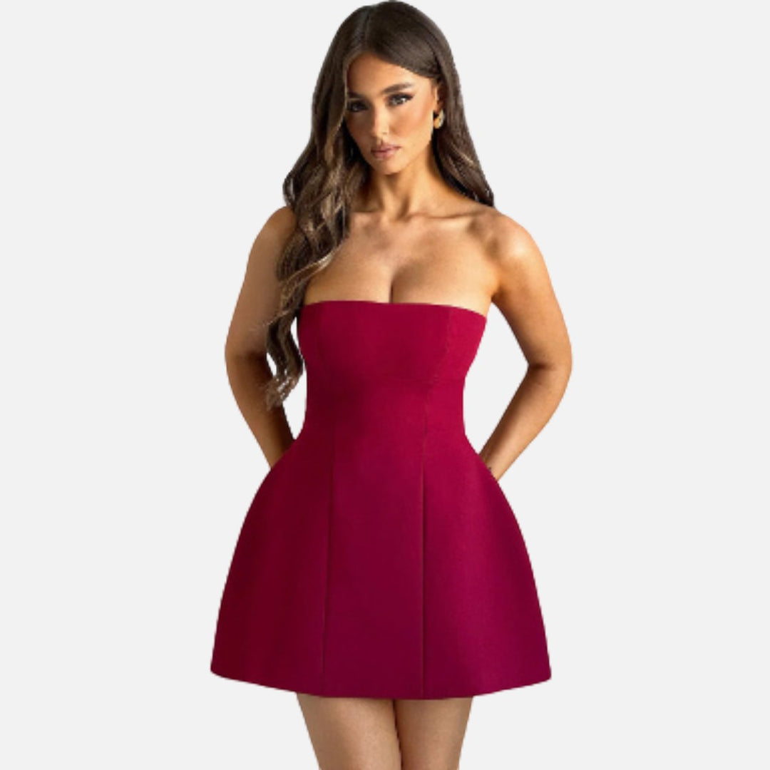 Laurior | Robe Tube Blanche Femme Taille Haute Mini Été portée par une femme avec cheveux longs en couleur brun.