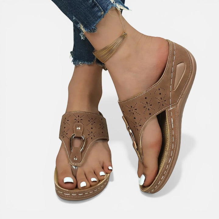 Laurior | Tongs compensées pour femme à semelle légère en caoutchouc vue de côté sur pied avec design élégant.