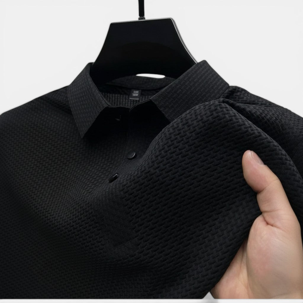 Laurior | Polo de golf homme respirant, polo noir en tissu léger et respirant, design élégant accroché sur un cintre.