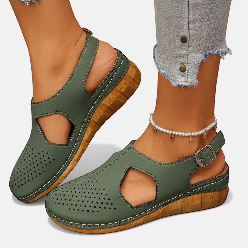 Laurior | Sandales compensées femme maintien été en cuir vert avec semelle en bois et découpe aérienne.