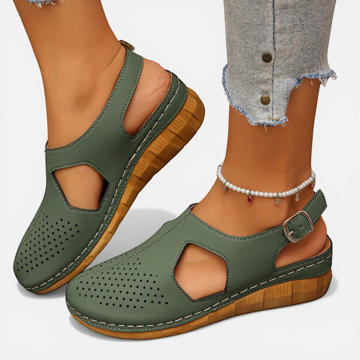 Laurior | Sandales compensées femme maintien été en cuir vert avec semelle en bois et découpe aérienne.