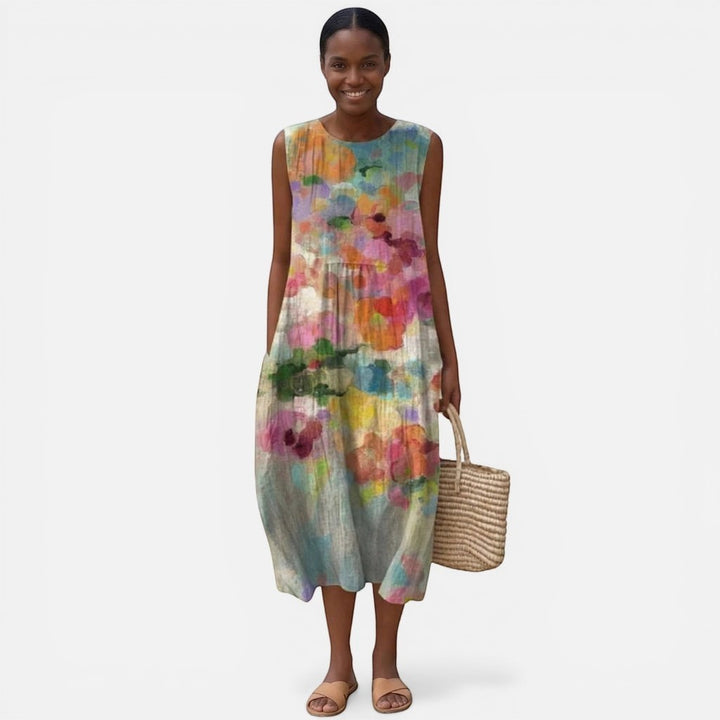 Laurior | Robe sans manches intemporelle avec taille plissée – Confort optimal portée par un modèle.