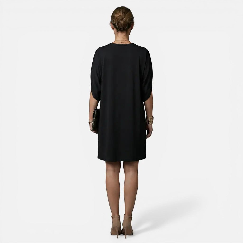 Laurior | Robe midi plissée élégante à col en V pour femme - vue arrière d'une femme en robe noire.