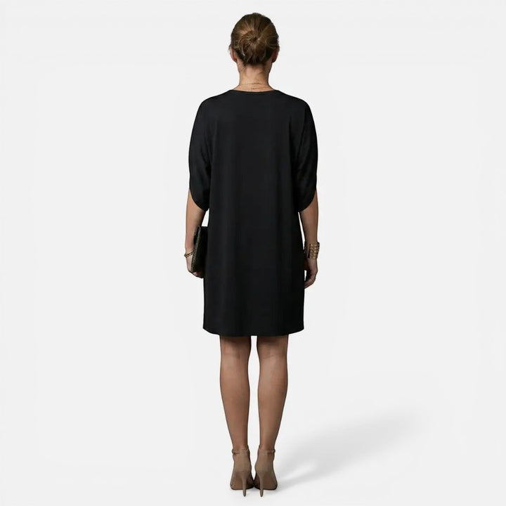 Laurior | Robe midi plissée élégante à col en V pour femme - vue arrière d'une femme en robe noire.