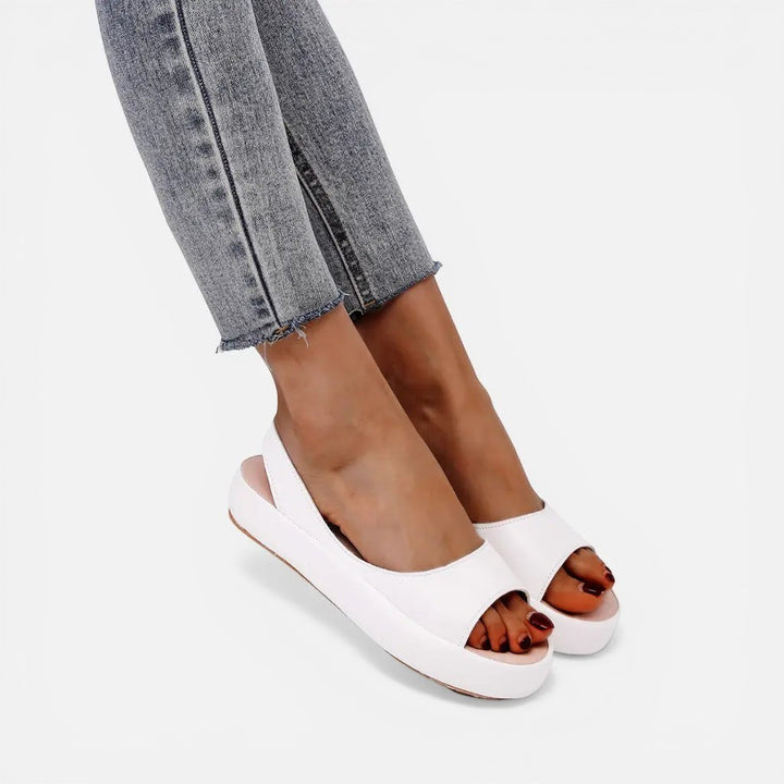 Laurior | Sandales ouvertes en cuir pour femmes avec bride arrière portées avec un jean.