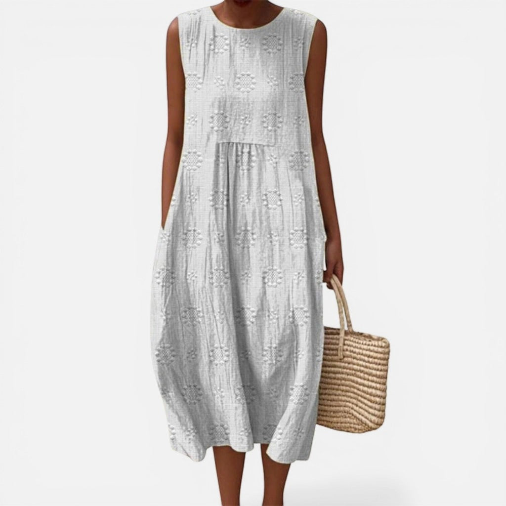 Laurior | Robe sans manches intemporelle taille plissée confort portée avec un sac en osier, élégance décontractée.