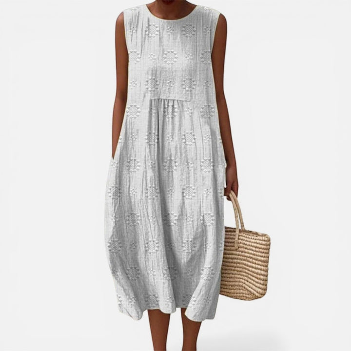 Laurior | Robe sans manches intemporelle taille plissée confort portée avec un sac en osier, élégance décontractée.