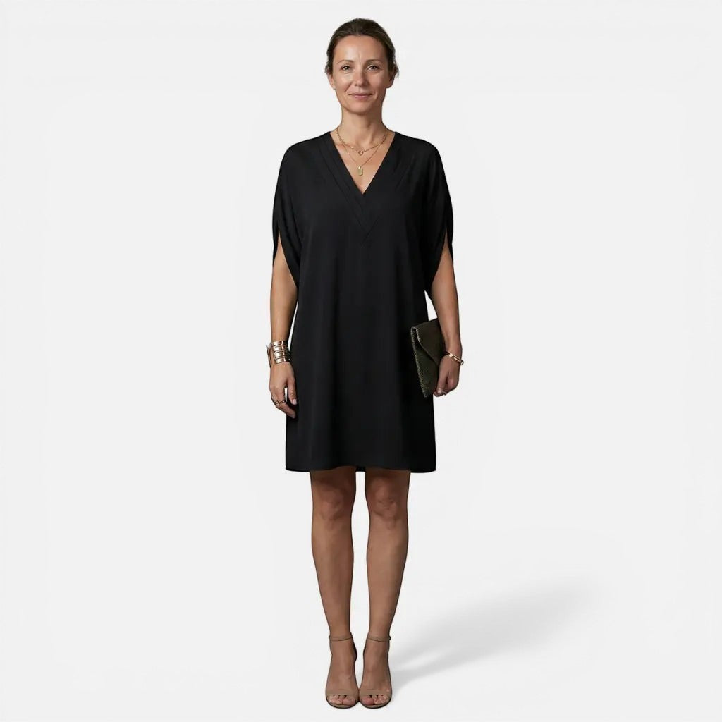Laurior | Robe midi plissée élégante à col en V pour femme portée par une femme, couleur noire.