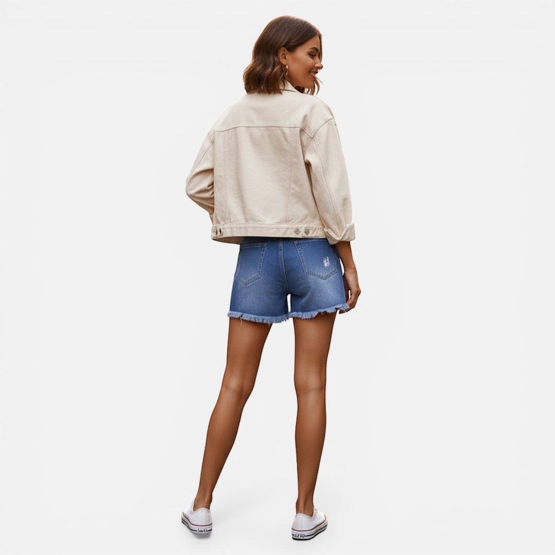 Laurior | Short en jean bleu taille mi-haute coupe droite pour femme visible de dos avec une veste beige.
