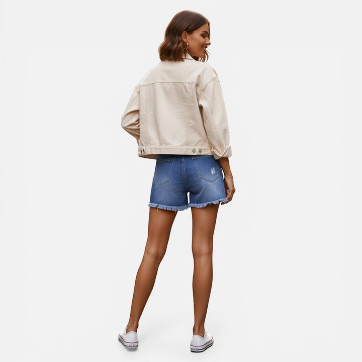 Laurior | Short en jean bleu taille mi-haute coupe droite pour femme visible de dos avec une veste beige.