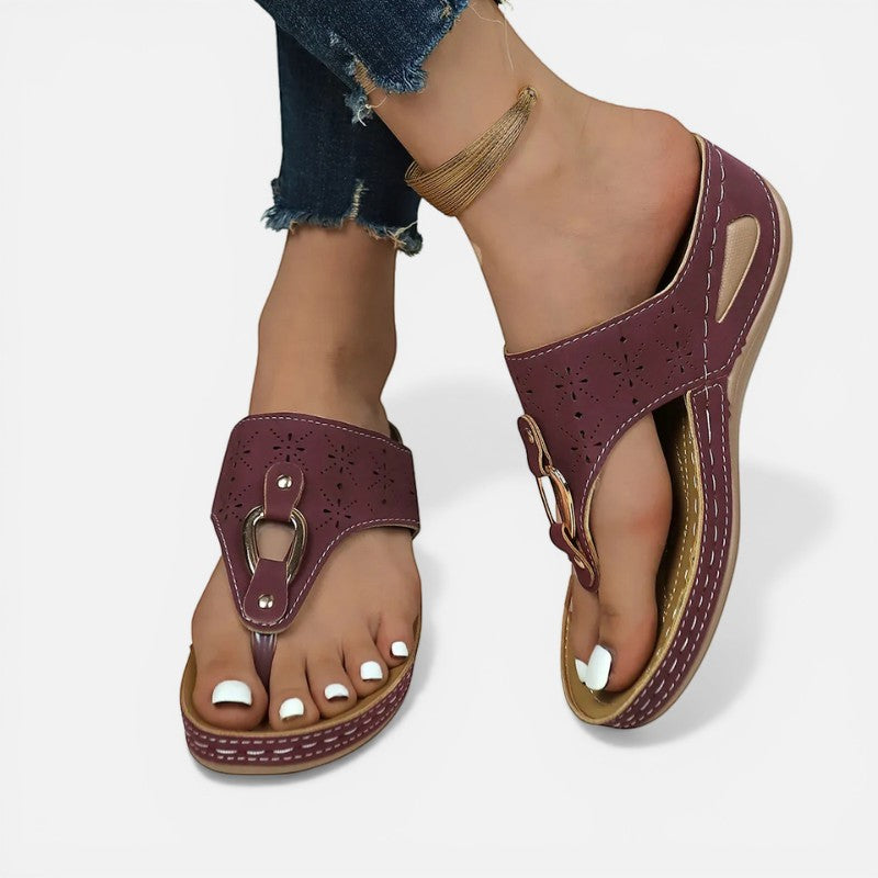 Laurior | Tongs compensées pour femme à semelle légère en caoutchouc, design élégant en bordeaux avec détail perforé.