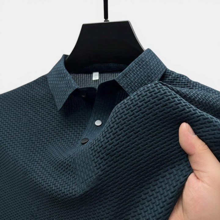 Laurior | Polo de golf homme respirant en tissu léger et respirant, couleur bleu foncé, avec col et boutons.