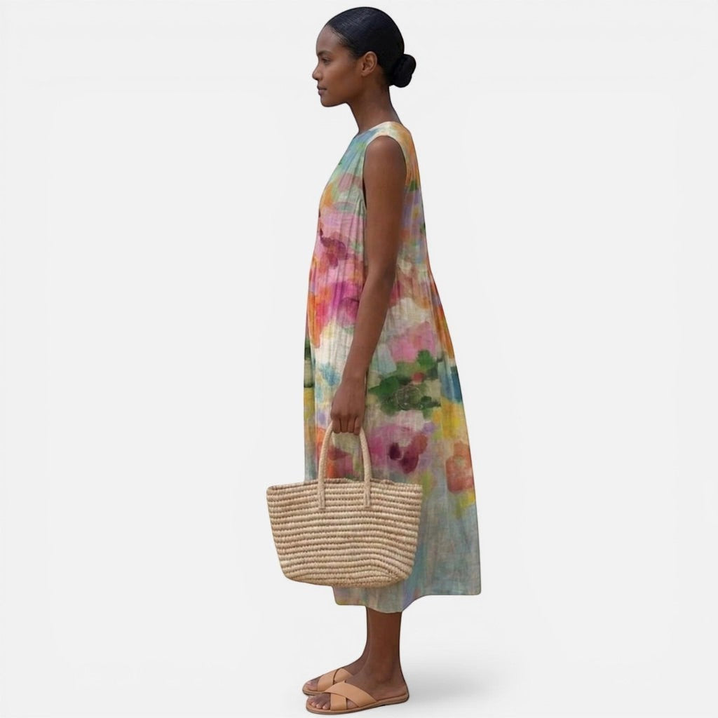 Laurior | Robe sans manches intemporelle avec taille plissée – Confort optimal portée par un modèle avec un sac.