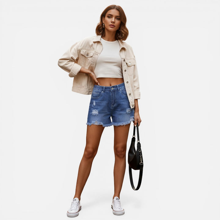 Laurior | Short en jean bleu taille mi-haute coupe droite pour femme porté par une modèle, look décontracté en extérieur.