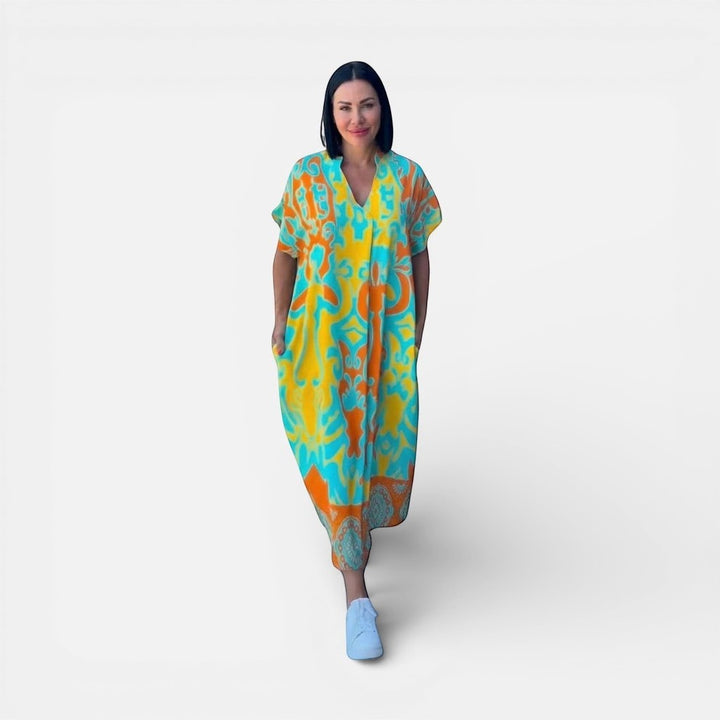 Laurior | Robe longue kaftan d’été pour femme, légère, col en V portée par un modèle sur fond blanc.