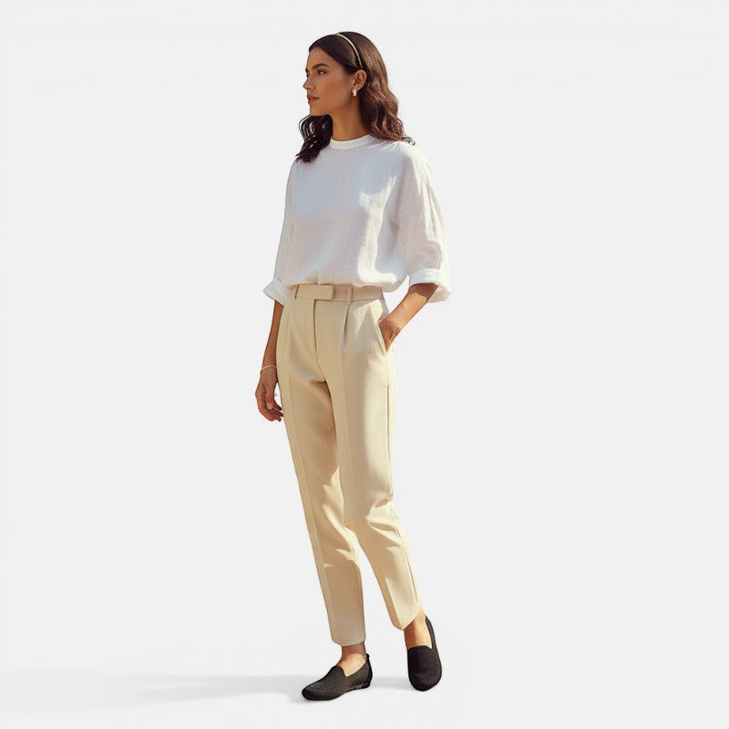 Laurior | Mocassins Femme en Coton Maille Souple Faciles à Enfiler avec un pantalon beige et un haut blanc.
