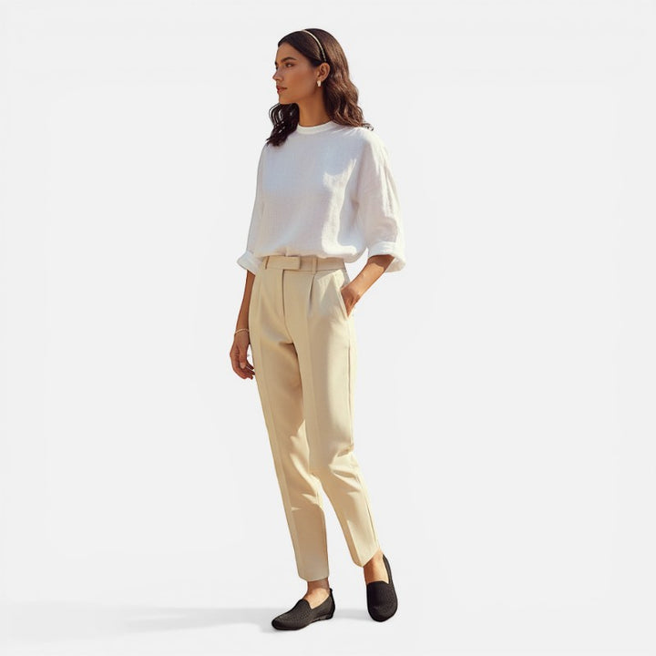 Laurior | Mocassins Femme en Coton Maille Souple Faciles à Enfiler avec un pantalon beige et un haut blanc.